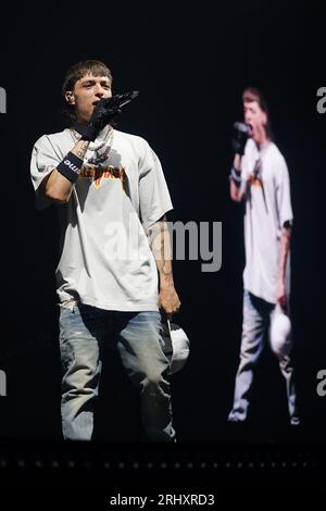 Irving, USA. August 2023. Irving, Texas, USA: Mexikanischer Rapper, Musiker und Sänger Hassan Emilio Kabande Laija, bekannt als Peso Pluma, tritt am Samstag, den 12. August 2023 im Pavillon der Toyota Music Factory auf. (Foto: Javier Vicencio/Eyepix Group/SIPA USA) Credit: SIPA USA/Alamy Live News Stockfoto