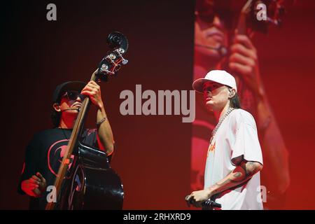 Irving, USA. August 2023. Irving, Texas, USA: Mexikanischer Rapper, Musiker und Sänger Hassan Emilio Kabande Laija, bekannt als Peso Pluma, tritt am Samstag, den 12. August 2023 im Pavillon der Toyota Music Factory auf. (Foto: Javier Vicencio/Eyepix Group/SIPA USA) Credit: SIPA USA/Alamy Live News Stockfoto