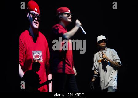 Irving, USA. August 2023. Irving, Texas, USA: Mexikanischer Rapper, Musiker und Sänger Hassan Emilio Kabande Laija, bekannt als Peso Pluma, tritt am Samstag, den 12. August 2023 im Pavillon der Toyota Music Factory auf. (Foto: Javier Vicencio/Eyepix Group/SIPA USA) Credit: SIPA USA/Alamy Live News Stockfoto