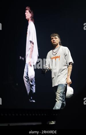 Irving, USA. August 2023. Irving, Texas, USA: Mexikanischer Rapper, Musiker und Sänger Hassan Emilio Kabande Laija, bekannt als Peso Pluma, tritt am Samstag, den 12. August 2023 im Pavillon der Toyota Music Factory auf. (Foto: Javier Vicencio/Eyepix Group/SIPA USA) Credit: SIPA USA/Alamy Live News Stockfoto