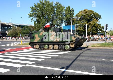 Warschau, Polen. August 2023. Militärparade am Festtag der polnischen Armee in Warschau, Polen, am 15. August 2023. Die jüngsten Militärmaschinen, Panzer und Kampfflugzeuge wurden freigelegt. Der polnische Präsident Duda leitete die Zeremonie. (Foto: Jakob Ratz/Pacific Press/SIPA USA) Credit: SIPA USA/Alamy Live News Stockfoto