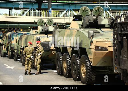 Warschau, Polen. August 2023. Militärparade am Festtag der polnischen Armee in Warschau, Polen, am 15. August 2023. Die jüngsten Militärmaschinen, Panzer und Kampfflugzeuge wurden freigelegt. Der polnische Präsident Duda leitete die Zeremonie. (Foto: Jakob Ratz/Pacific Press/SIPA USA) Credit: SIPA USA/Alamy Live News Stockfoto