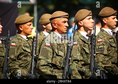 Warschau, Polen. August 2023. Militärparade am Festtag der polnischen Armee in Warschau, Polen, am 15. August 2023. Die jüngsten Militärmaschinen, Panzer und Kampfflugzeuge wurden freigelegt. Der polnische Präsident Duda leitete die Zeremonie. (Foto: Jakob Ratz/Pacific Press/SIPA USA) Credit: SIPA USA/Alamy Live News Stockfoto