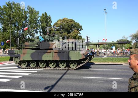 Warschau, Polen. August 2023. Militärparade am Festtag der polnischen Armee in Warschau, Polen, am 15. August 2023. Die jüngsten Militärmaschinen, Panzer und Kampfflugzeuge wurden freigelegt. Der polnische Präsident Duda leitete die Zeremonie. (Foto: Jakob Ratz/Pacific Press/SIPA USA) Credit: SIPA USA/Alamy Live News Stockfoto