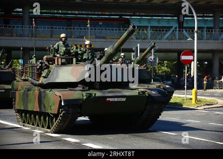 Warschau, Polen. August 2023. Militärparade am Festtag der polnischen Armee in Warschau, Polen, am 15. August 2023. Die jüngsten Militärmaschinen, Panzer und Kampfflugzeuge wurden freigelegt. Der polnische Präsident Duda leitete die Zeremonie. (Foto: Jakob Ratz/Pacific Press/SIPA USA) Credit: SIPA USA/Alamy Live News Stockfoto