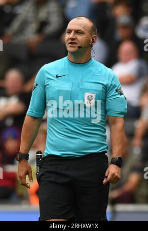 Swansea, Großbritannien. August 2023. Schiedsrichter, Bobby Madley, während des Sky Bet Championship Matches Swansea City vs Coventry City im Swansea.com Stadium, Swansea, Großbritannien, 19. August 2023 (Foto: Mike Jones/News Images) in Swansea, Großbritannien am 19.8.2023. (Foto: Mike Jones/News Images/SIPA USA) Credit: SIPA USA/Alamy Live News Stockfoto