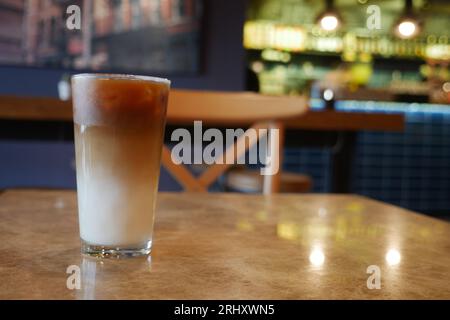 Eiskaffee in einem Glas auf dem Kaffeetisch Stockfoto
