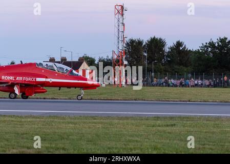 London Southend Airport, Essex, Großbritannien. August 2023. Die Red Arrows der Royal Air Force nutzen den relativ ruhigen zivilen Flughafen in Essex, um an diesem Wochenende von den Flugshows am Meer in Eastbourne und Folkestone aus zu fliegen. Die Jets kamen am Abend an, und eine große Anzahl von Menschen schien ihnen zu erscheinen, verpackt um den Zaun des Flughafens herum. Nachdem am Mittwoch und Donnerstag aufgrund eines technischen Problems keine Eventverpflichtungen eingegangen waren, zeigte sich das Team am Freitag und Samstag in Eastbourne, bevor es in Southend ankam Stockfoto