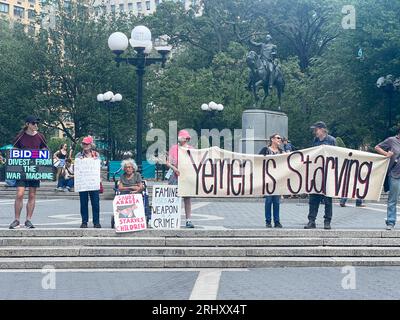 New York, Usa. August 2023. Demonstranten versammelten sich auf dem Union Square in New York City während der Vigil Against the war im Jemen. Quelle: Ryan Rahman/Alamy Live News Stockfoto