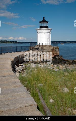 Ein Steinpfad über einen kurzen Wellenbrecher führt zum Portland Breakwater Lighthouse, auch Bug Light genannt in Maine. Stockfoto