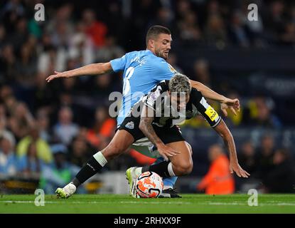 Mateo Kovacic von Manchester City (links) und Bruno Guimaraes von Newcastle United kämpfen während des Spiels in der Premier League im Etihad Stadium in Manchester um den Ball. Bilddatum: Samstag, 19. August 2023. Stockfoto