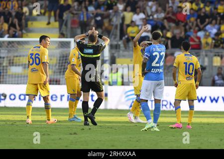 Frosinone, Italien. August 2023. Schiedsrichter Matteo Marcenaro während des 1. Spieltags der Serie A Championship zwischen Frosinone Calcio und SSC Napoli am 19. August 2023 im Benito Stirpe Stadium in Frosinone, Italien. Quelle: Unabhängige Fotoagentur/Alamy Live News Stockfoto