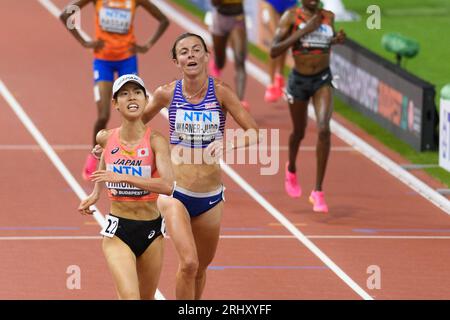 Budapest, Ungarn. August 2023. Jessica Warner-Judd (Großbritannien und Nordirland) überquert die Ziellinie nach dem 10000-Meter-Lauf während der Leichtathletik-Weltmeisterschaften 2023 im National Athletics Centre in Budapest, Ungarn. (Sven Beyrich/SPP) Credit: SPP Sport Press Photo. Alamy Live News Stockfoto