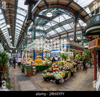 LEEDS, GROSSBRITANNIEN – 14. AUGUST 2023. Ein farbenfroher Blick auf das Innere der viktorianischen Innenmärkte im Stadtzentrum von Leeds mit traditionellen Marktständen Stockfoto