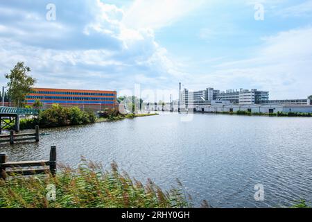 Blick über den Fluss Schie in Richtung Van Nelle-Fabrik, UNESCO-Weltkulturerbe Stockfoto