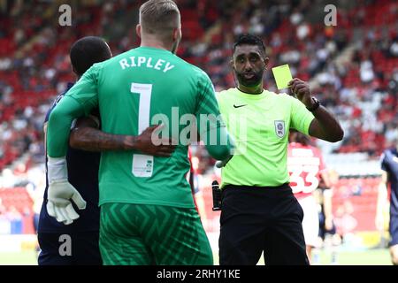 Match-Schiedsrichter Sunny Singh Gill gibt Connor Ripley von Port Vale eine gelbe Karte während des Spiels der Sky Bet League 1 zwischen Charlton Athletic und Port Vale im Londoner Tal am Samstag, den 19. August 2023. (Foto: Tom West | MI News) Credit: MI News & Sport /Alamy Live News Stockfoto