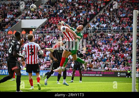 Rotherham United Torhüter Viktor Johansson schlägt den Ball aus einer Kurve, während Dan Ballard von Sunderland AFC Druck ausübt. Stockfoto