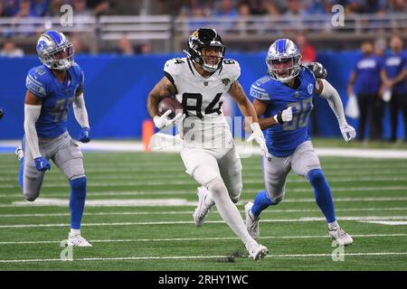 EDETROIT, MI – 19. AUGUST: Jacksonville Jaguars WR Elijah Cooks (84) findet eine Unterbrechung in der Berichterstattung, als Detroit Lions DT Cory Durden (90) während des Ausstellungs-Spiels zwischen Jacksonville Jaguars und Detroit Lions am 19. August 2023 im Ford Field in Detroit, MI, verfolgt wird (Foto: Allan Dranberg/CSM) (Credit Image: © Allan Dranberg/Csm/Cal Sport Media) Credit: Cal Sport Media/Alamy Live News Stockfoto