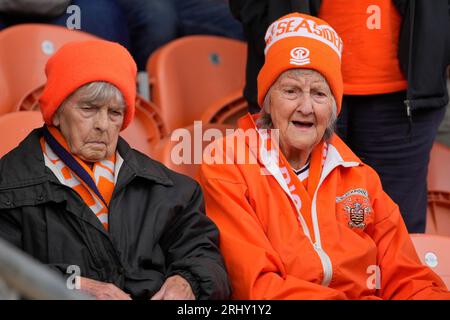 Blackpool, Großbritannien. August 2023. Blackpool Fans in der Menge während des Sky Bet League 1 Matches Blackpool vs Leyton Orient in Bloomfield Road, Blackpool, Großbritannien, 19. August 2023 (Foto: Steve Flynn/News Images) in Blackpool, Großbritannien am 19.8.2023. (Foto von Steve Flynn/News Images/SIPA USA) Credit: SIPA USA/Alamy Live News Stockfoto