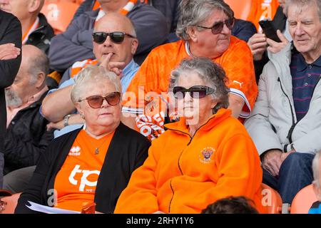 Blackpool, Großbritannien. August 2023. Blackpool Fans in der Menge während des Sky Bet League 1 Matches Blackpool vs Leyton Orient in Bloomfield Road, Blackpool, Großbritannien, 19. August 2023 (Foto: Steve Flynn/News Images) in Blackpool, Großbritannien am 19.8.2023. (Foto von Steve Flynn/News Images/SIPA USA) Credit: SIPA USA/Alamy Live News Stockfoto