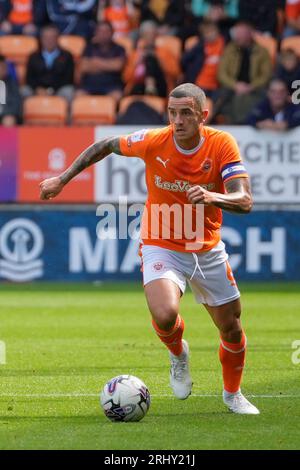 Blackpool, Großbritannien. August 2023. Oliver Norburn #6 von Blackpool während des Sky Bet League 1 Matches Blackpool gegen Leyton Orient in Bloomfield Road, Blackpool, Großbritannien, 19. August 2023 (Foto: Steve Flynn/News Images) in Blackpool, Großbritannien am 19. August 2023. (Foto von Steve Flynn/News Images/SIPA USA) Credit: SIPA USA/Alamy Live News Stockfoto