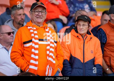 Blackpool, Großbritannien. August 2023. Blackpool Fans in der Menge während des Sky Bet League 1 Matches Blackpool vs Leyton Orient in Bloomfield Road, Blackpool, Großbritannien, 19. August 2023 (Foto: Steve Flynn/News Images) in Blackpool, Großbritannien am 19.8.2023. (Foto von Steve Flynn/News Images/SIPA USA) Credit: SIPA USA/Alamy Live News Stockfoto