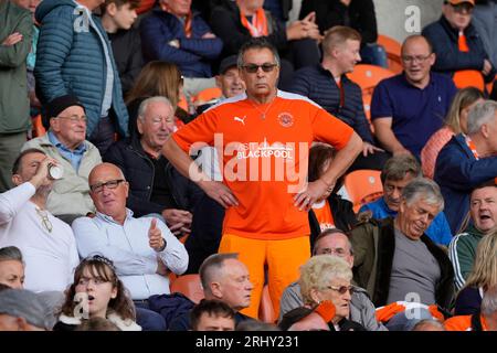 Blackpool, Großbritannien. August 2023. Blackpool Fans in der Menge während des Sky Bet League 1 Matches Blackpool vs Leyton Orient in Bloomfield Road, Blackpool, Großbritannien, 19. August 2023 (Foto: Steve Flynn/News Images) in Blackpool, Großbritannien am 19.8.2023. (Foto von Steve Flynn/News Images/SIPA USA) Credit: SIPA USA/Alamy Live News Stockfoto