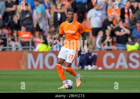 Blackpool, Großbritannien. August 2023. Marvin Ekpiteta #21 von Blackpool während des Sky Bet League 1 Matches Blackpool gegen Leyton Orient in Bloomfield Road, Blackpool, Großbritannien, 19. August 2023 (Foto: Steve Flynn/News Images) in Blackpool, Großbritannien am 19. August 2023. (Foto von Steve Flynn/News Images/SIPA USA) Credit: SIPA USA/Alamy Live News Stockfoto