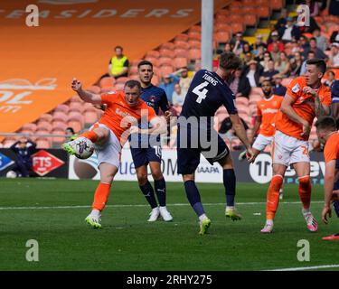 Blackpool, Großbritannien. August 2023. Shayne Lavery #19 von Blackpool während des Sky Bet League 1 Matches Blackpool gegen Leyton Orient in Bloomfield Road, Blackpool, Großbritannien, 19. August 2023 (Foto: Steve Flynn/News Images) in Blackpool, Großbritannien am 19.8.2023. (Foto von Steve Flynn/News Images/SIPA USA) Credit: SIPA USA/Alamy Live News Stockfoto