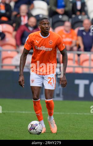 Blackpool, Großbritannien. August 2023. Marvin Ekpiteta #21 von Blackpool während des Sky Bet League 1 Matches Blackpool gegen Leyton Orient in Bloomfield Road, Blackpool, Großbritannien, 19. August 2023 (Foto: Steve Flynn/News Images) in Blackpool, Großbritannien am 19. August 2023. (Foto von Steve Flynn/News Images/SIPA USA) Credit: SIPA USA/Alamy Live News Stockfoto