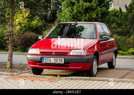 SENOV, TSCHECHISCHE REPUBLIK - 3. AUGUST 2016: Rotes Citroen-Saxo-französisches Miniauto auf einer Straße geparkt Stockfoto