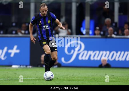 Milano, Italien. August 2023. Carlos Augusto von kontrolliert den Ball während des Spiels der Serie A zwischen dem FC Internazionale und dem AC Monza im Stadio Giuseppe Meazza am 19. August 2023 in Mailand Italien. Dank: Marco Canoniero/Alamy Live News Stockfoto