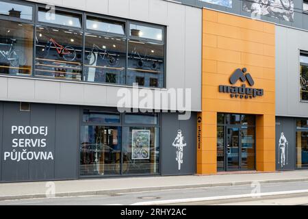 OSTRAVA, TSCHECHISCHE REPUBLIK - 4. AUGUST 2023: Verkaufsstand des Unternehmens Madera Sport, das Sportgeräte in Tschechien verkauft und vermietet Stockfoto