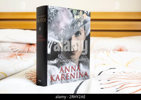 HAVIROW, TSCHECHISCHE REPUBLIK - 11. AUGUST 2023: Buch Anna Karenina von Leo Tolstoi Autor (Lew Nikolajevic Tolstoj), klassischer Roman der russischen Literatur Stockfoto