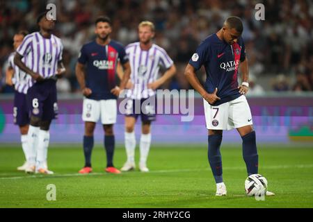 Toulouse, Frankreich. August 2023. Kilian Mbappe aus Paris Saint-Germain spielte während des La-Liga-Spiels zwischen Toulouse FC und Paris Saint-Germain am 19. August 2023 im Stade Toulouse in Toulouse, Spanien. (Foto: BAGU BLANCO PRESSINPHOTO) Credit: PRESSINPHOTO SPORTS AGENCY/Alamy Live News Stockfoto