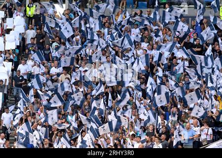 London, Großbritannien. August 2023. London UK 18 Aug 23.Spurs Fans während des Spiels Spurs vs Manchester United Premier League im Tottenham Hotspur Stadium London. Quelle: MARTIN DALTON/Alamy Live News Stockfoto