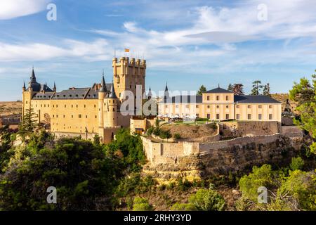 Alcazar von Segovia, Spanien, mittelalterliche spanische Burg im gotischen Stil auf einem Hügel mit dem Turm von Johannes II. Von Kastilien, Innenhof. Stockfoto