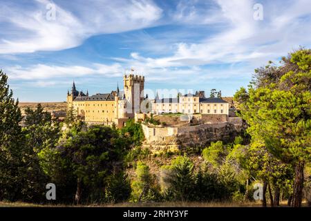 Alcazar von Segovia, Spanien, mittelalterliche spanische Burg im gotischen Stil auf einem Hügel mit dem Turm von Johannes II. Von Kastilien, Innenhof. Stockfoto