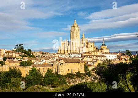 Segovia, Spanien, Stadtbild mit Segovia Kathedrale an der Spitze, Kirchturm und mittelalterliche Architektur rund um, Lentikularwolken am Himmel. Stockfoto