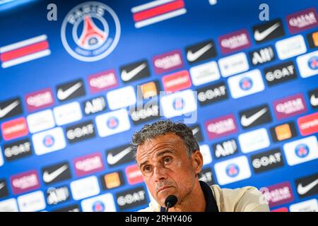 Poissy, Frankreich, Frankreich. August 2023. Luis ENRIQUE von PSG während einer Pariser Saint-Germain-Pressekonferenz auf dem Campus PSG am 18. August 2023 in Poissy bei Paris, Frankreich. (Bild: © Matthieu Mirville/ZUMA Press Wire) NUR REDAKTIONELLE VERWENDUNG! Nicht für kommerzielle ZWECKE! Stockfoto