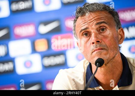 Poissy, Frankreich, Frankreich. August 2023. Luis ENRIQUE von PSG während einer Pariser Saint-Germain-Pressekonferenz auf dem Campus PSG am 18. August 2023 in Poissy bei Paris, Frankreich. (Bild: © Matthieu Mirville/ZUMA Press Wire) NUR REDAKTIONELLE VERWENDUNG! Nicht für kommerzielle ZWECKE! Stockfoto