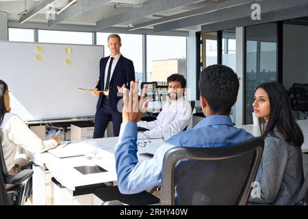 Führungskraft des Geschäftsmannes beantwortet Fragen während der Präsentationsschulung. Stockfoto