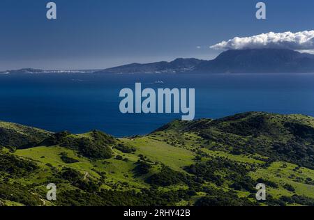 Straße von Gibraltar, Blick von spanien zum Hafen von ceuta, mittelmeer auf der linken Seite, marokko und atlantik auf der rechten Seite Stockfoto