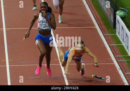 Budapest, Ungarn. August 2023. Leichtathletik: Weltmeisterschaften, 4 x 400 m, gemischt, Finale, im National Athletics Center. Alexis Holmes (l) aus den USA überquert die Ziellinie vor dem fallenden Femke Bol aus den Niederlanden. Quelle: Marcus Brandt/dpa/Alamy Live News Stockfoto