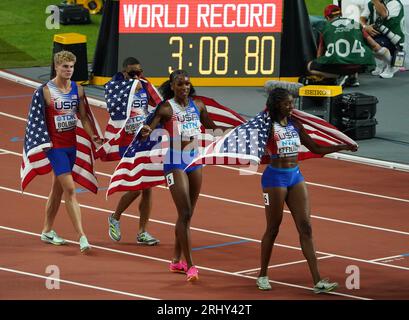 Budapest, Ungarn. August 2023. Leichtathletik: Weltmeisterschaften, 4 x 400 m, gemischt, Finale, im National Athletics Center. Matthew Boling (l-r), Justin Robinson, Alexis Holmes und Rosey Effiong aus den USA jubeln über ihren Weltrekord an der Ziellinie. Quelle: Marcus Brandt/dpa/Alamy Live News Stockfoto