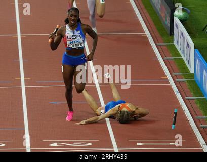 Budapest, Ungarn. August 2023. Leichtathletik: Weltmeisterschaften, 4 x 400 m, gemischt, Finale, im National Athletics Center. Alexis Holmes (l) aus den USA überquert die Ziellinie vor dem fallenden Femke Bol aus den Niederlanden. Quelle: Marcus Brandt/dpa/Alamy Live News Stockfoto