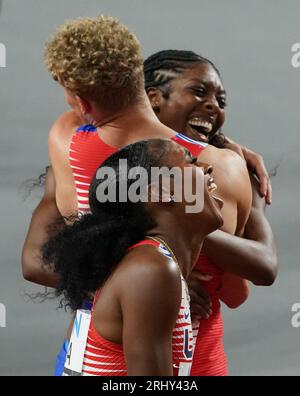 Budapest, Ungarn. August 2023. Leichtathletik: Weltmeisterschaften, 4 x 400 m, gemischt, Finale, im National Athletics Center. Justin Robinson, Alexis Holmes (Front), Matthew Boling (l) und Rosey Effiong aus den USA jubeln im Ziel für ihren Weltrekord. Quelle: Marcus Brandt/dpa/Alamy Live News Stockfoto