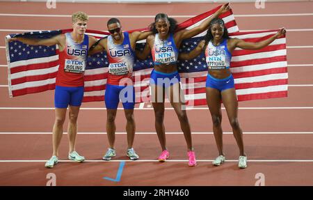 Budapest, Ungarn. August 2023. Track and Field: Weltmeisterschaften, 4 x 400 m, Gemischtes Finale, im National Track and Field Center. Matthew Boling (l-r), Alexis Holmes, Justin Robinson und Rosey Effiong aus den USA jubeln an der Ziellinie zu. Quelle: Marcus Brandt/dpa/Alamy Live News Stockfoto