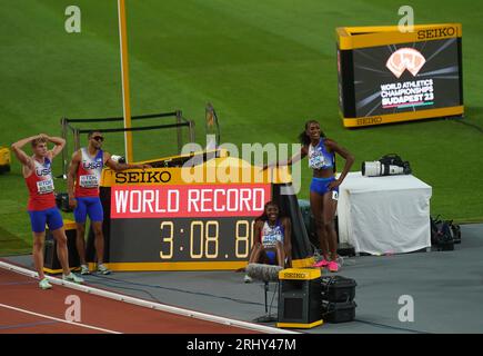 Budapest, Ungarn. August 2023. Leichtathletik: Weltmeisterschaften, 4 x 400 m, gemischt, Finale, im National Athletics Center. Matthew Boling (l-r), Justin Robinson, Alexis Holmes und Rosey Effiong aus den USA jubeln über ihren Weltrekord an der Ziellinie. Quelle: Marcus Brandt/dpa/Alamy Live News Stockfoto