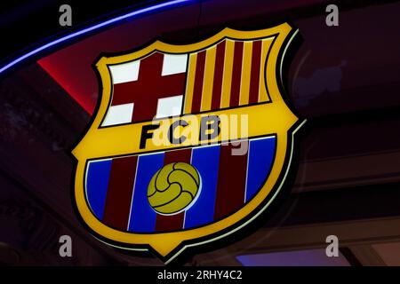 Barcelona, Spanien - 09. August 2023: Offizieller Laden des FC Barcelona mit dem emblematischen Logo des berühmten Fußballclubs. Stockfoto